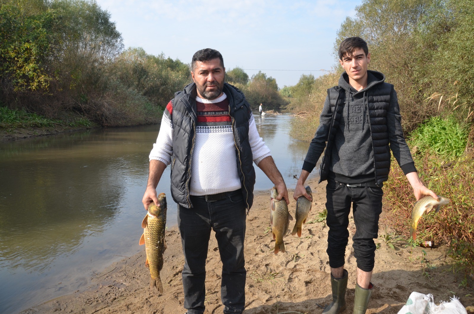 Gediz Nehri'nde su seviyesi düşünce elle balık avladılar