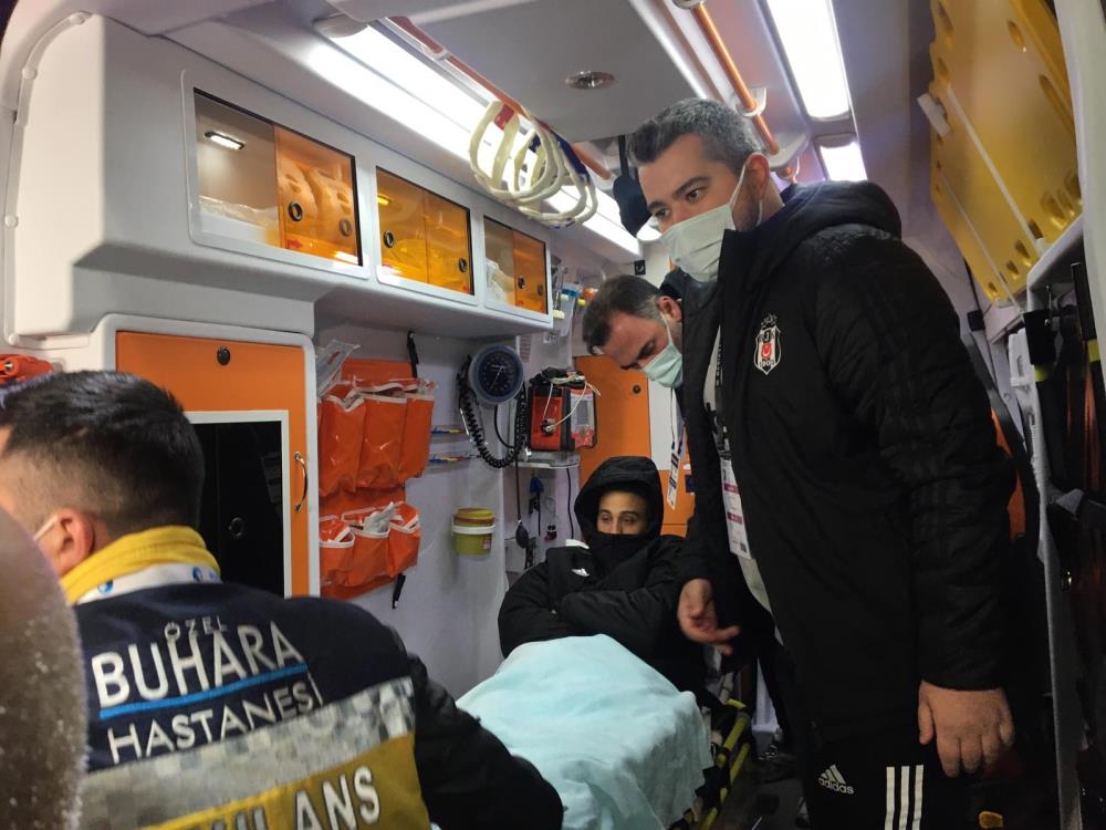 Beşiktaş'ın milli futbolcusu Cenk Tosun sakatlanarak sezonu kapattı