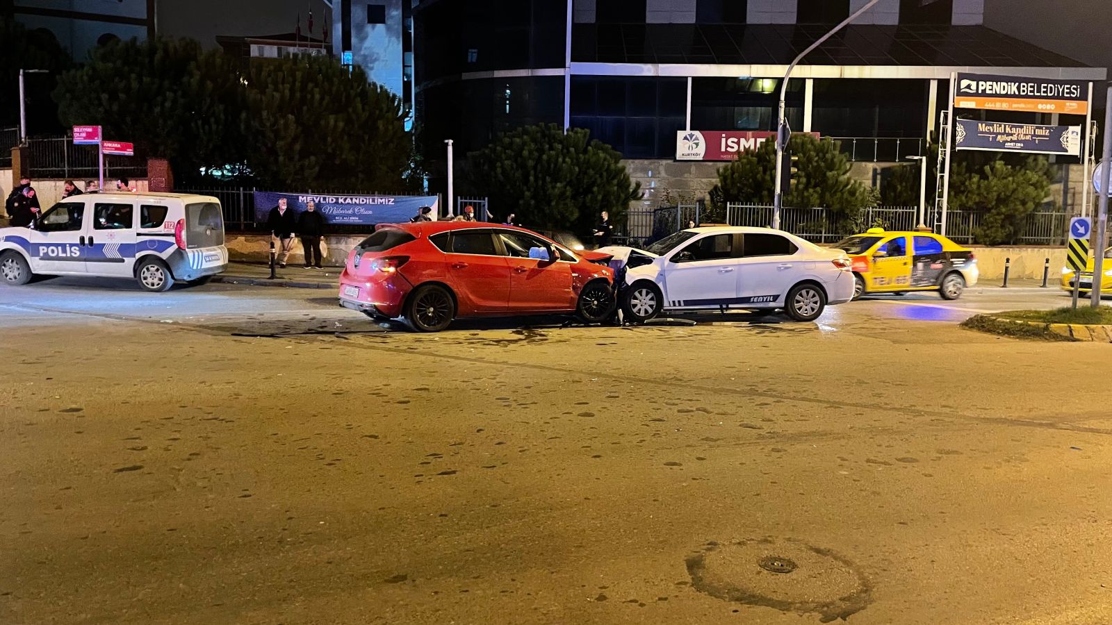 Pendik'te iki araç kafa kafaya çarpıştı, 6 kişi yaralandı
