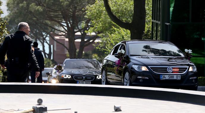 Sümeyye Erdoğan'ın gelin arabası Huber Köşkü'nden ayrıldı