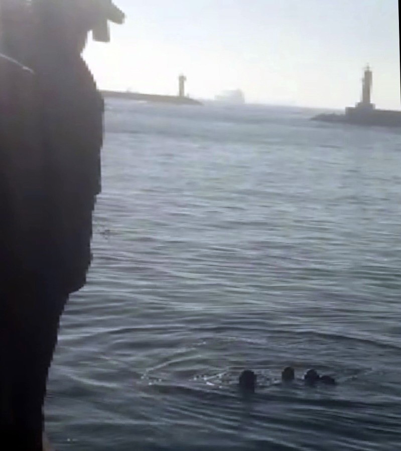 Kadıköy’de can pazarı! 2 genç kız denize düştü