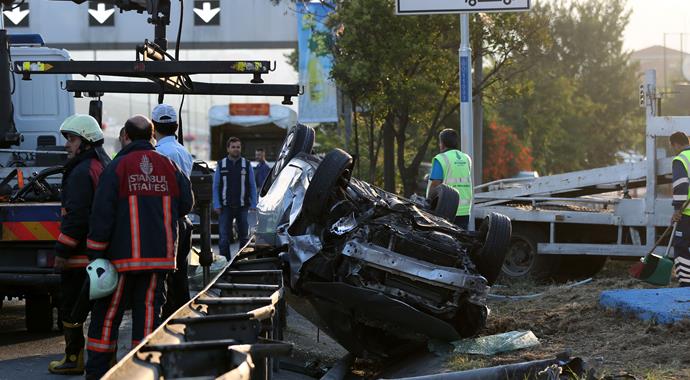 İstanbul'da bariyerle çarpan otomobil takla attı: 4 yaralı