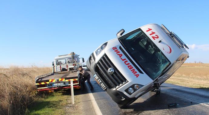 Edirne'de ambulans devrildi