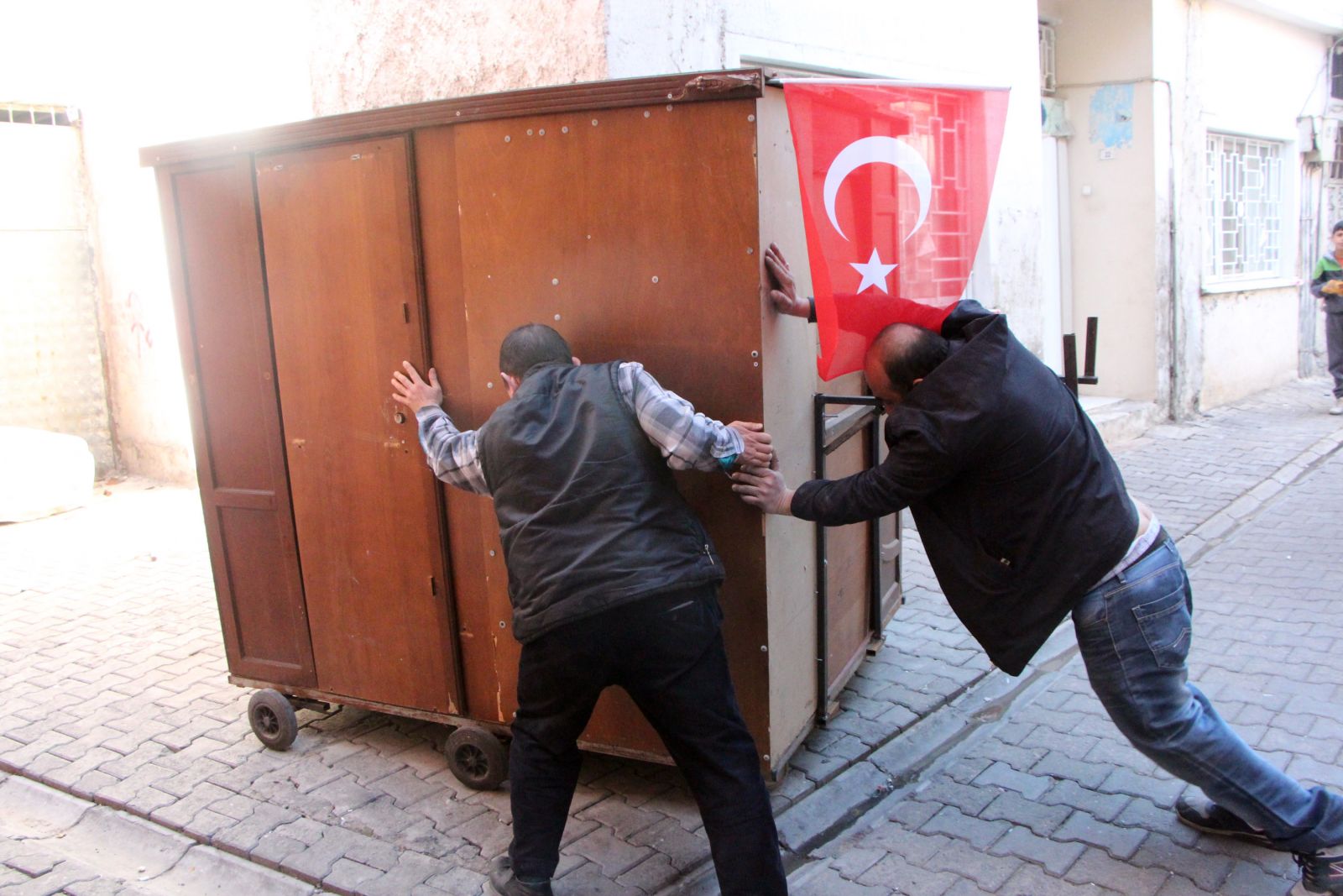 Şanlıurfa'da sokakta kalan 5 kişilik aile, mobil eve dönüştürdükleri gardıropta yaşıyor