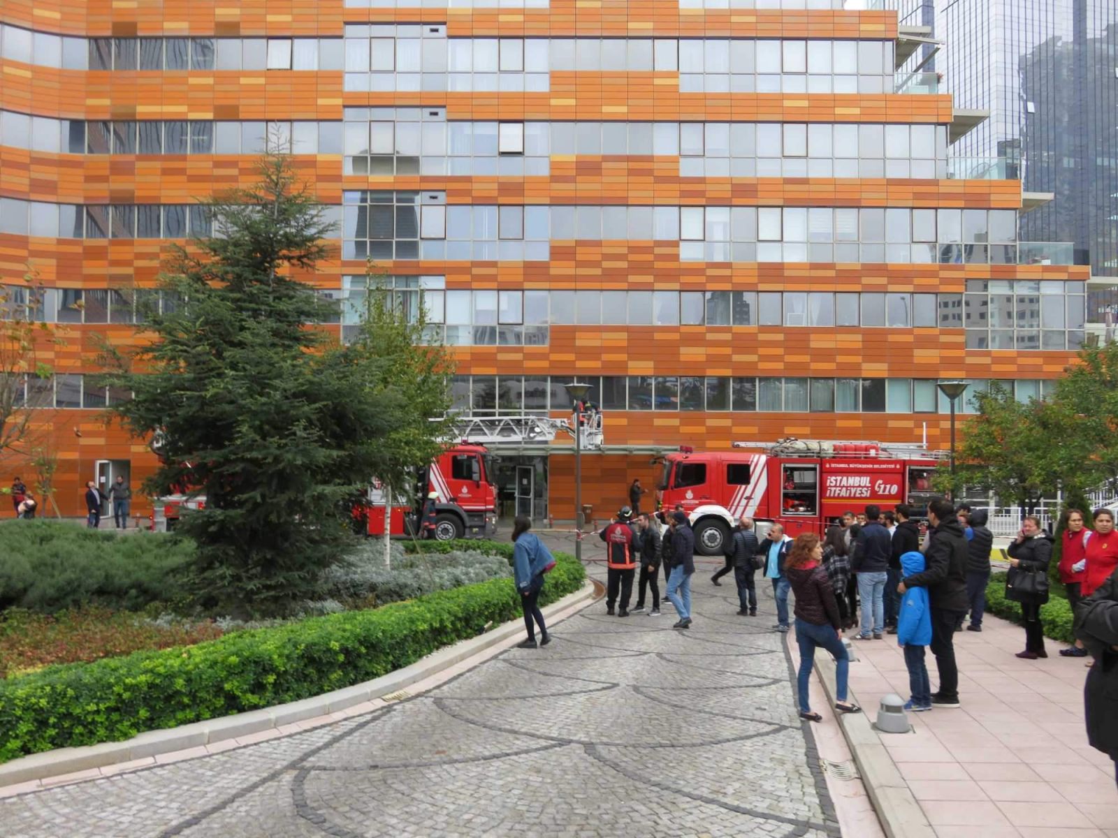 Ataşehir'de gökdelende yangın paniği