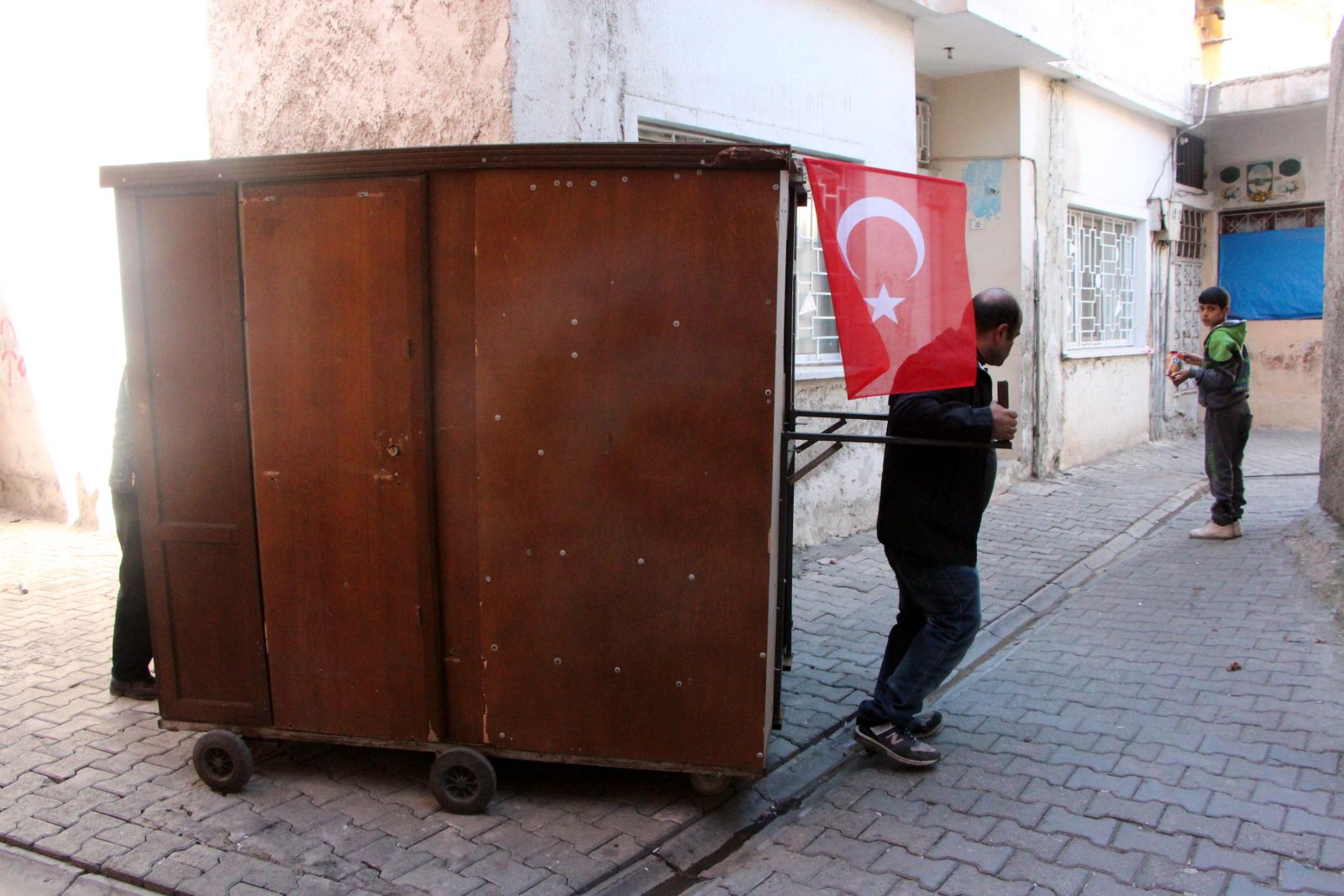 Şanlıurfa'da sokakta kalan 5 kişilik aile, mobil eve dönüştürdükleri gardıropta yaşıyor
