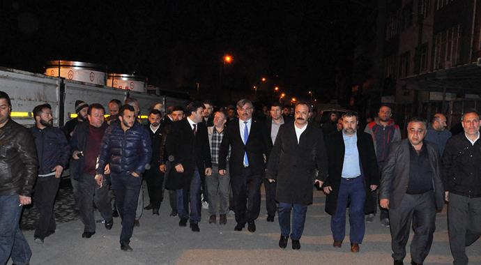 TIR kazası sonrası mahalleli yolu kapattı