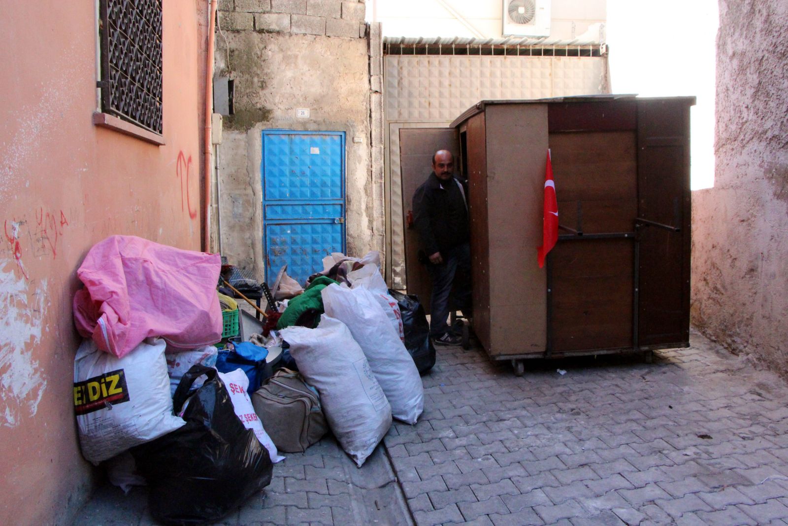 Şanlıurfa'da sokakta kalan 5 kişilik aile, mobil eve dönüştürdükleri gardıropta yaşıyor