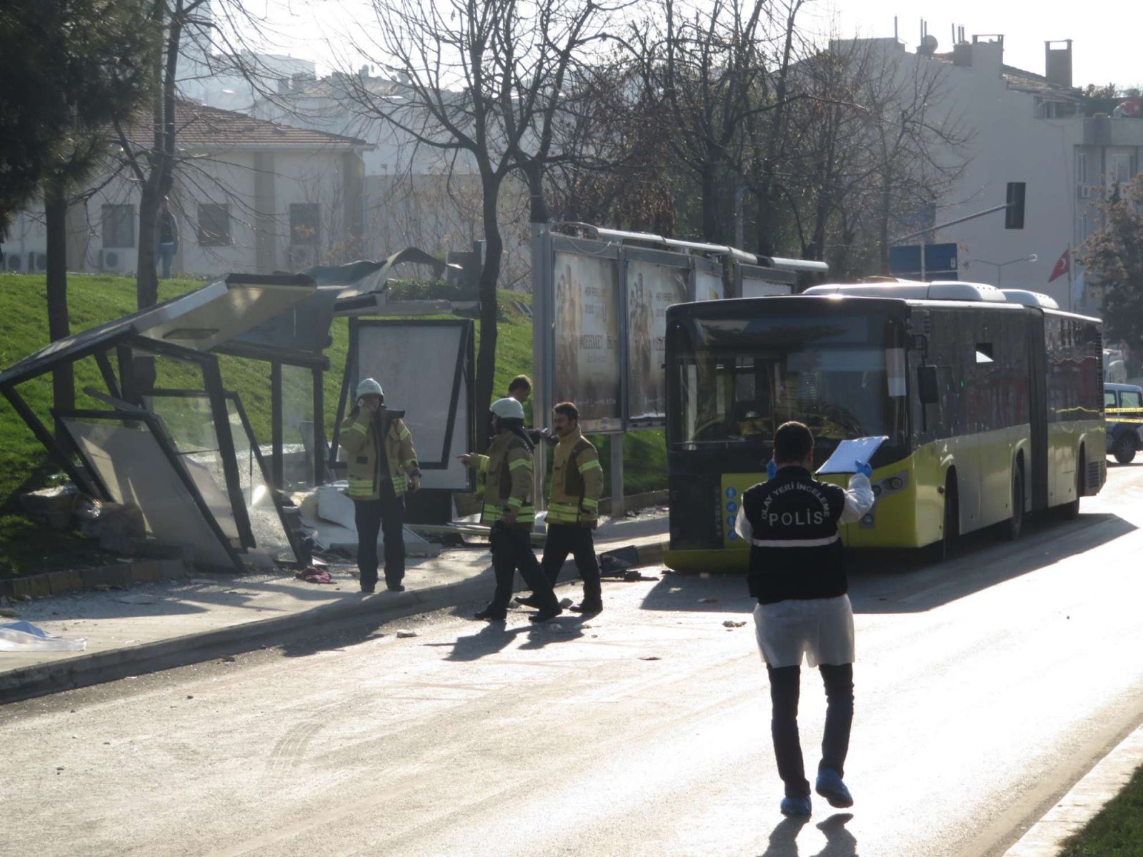 Son Dakika! Üsküdar'da otobüs durağa daldı: 3 ölü