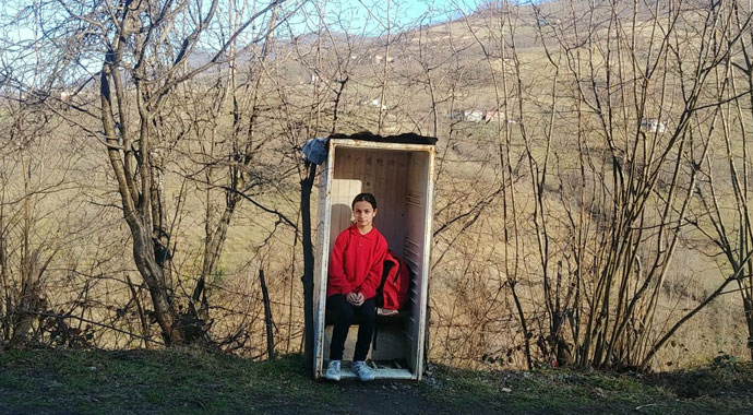 Çocuğu üşümesin diye eski dolabı durak yaptı