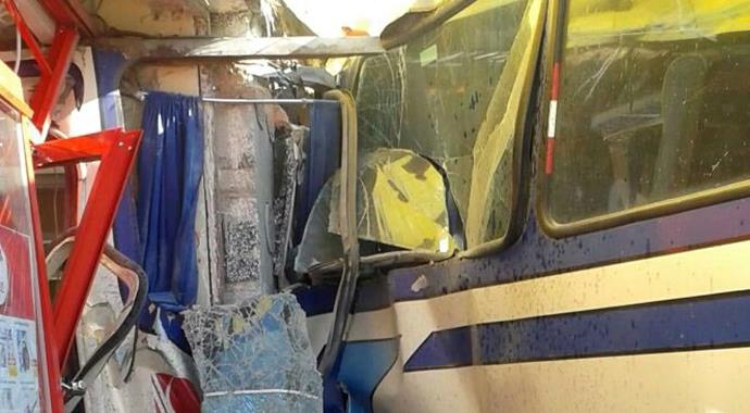 Otobüs 2 araç ve markete çarptı: 13 yaralı