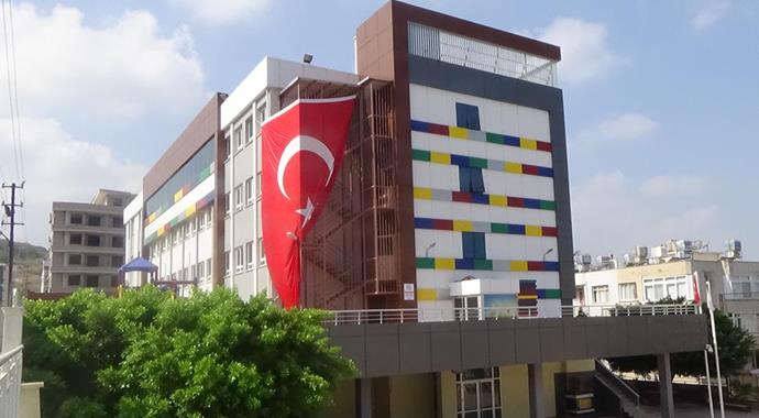 Hatay'da Gülen Koleji tabelası indirildi