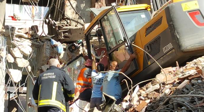 Makine operatörünün üzerine beton blok düştü