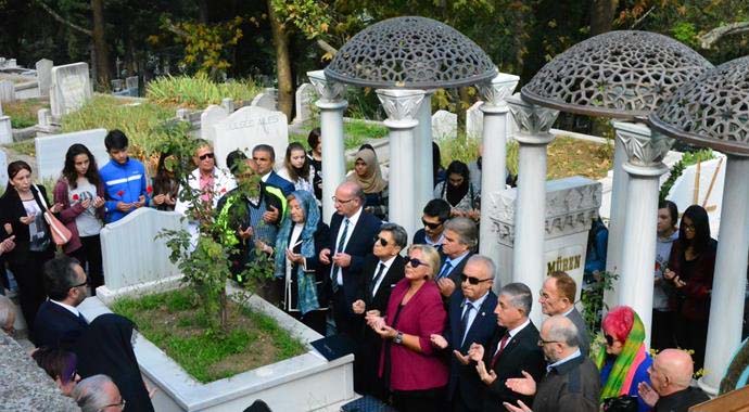 Zeki Müren mezarı başında anıldı