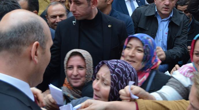 Bakan Soylu'yu görmek isteyen vatandaşlar izdihama yol açtı