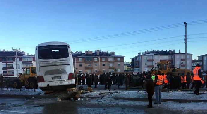 Konya'da öğrencileri taşıyan otobüs devrildi: 3 ölü, 40 yaralı