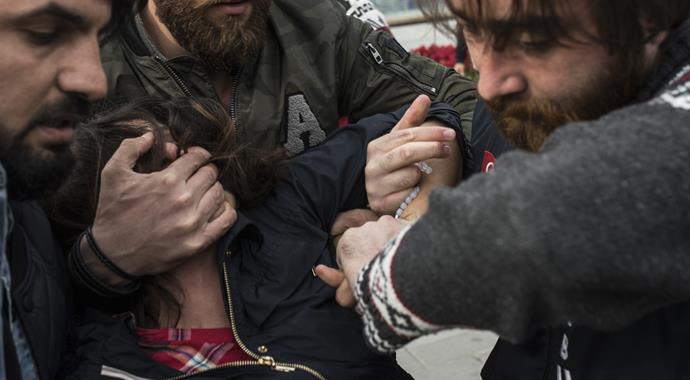 Taksim'de pankart açan iki kadın gözaltına alındı