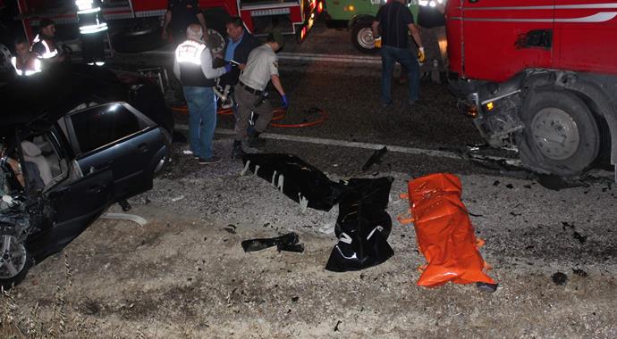 Otomobille tır çarpıştı: 4 ölü, 1 yaralı