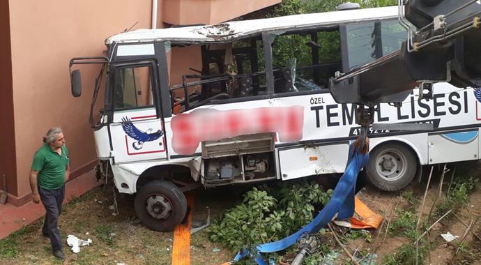 Midibüs bahçeye düştü: 9 yaralı var