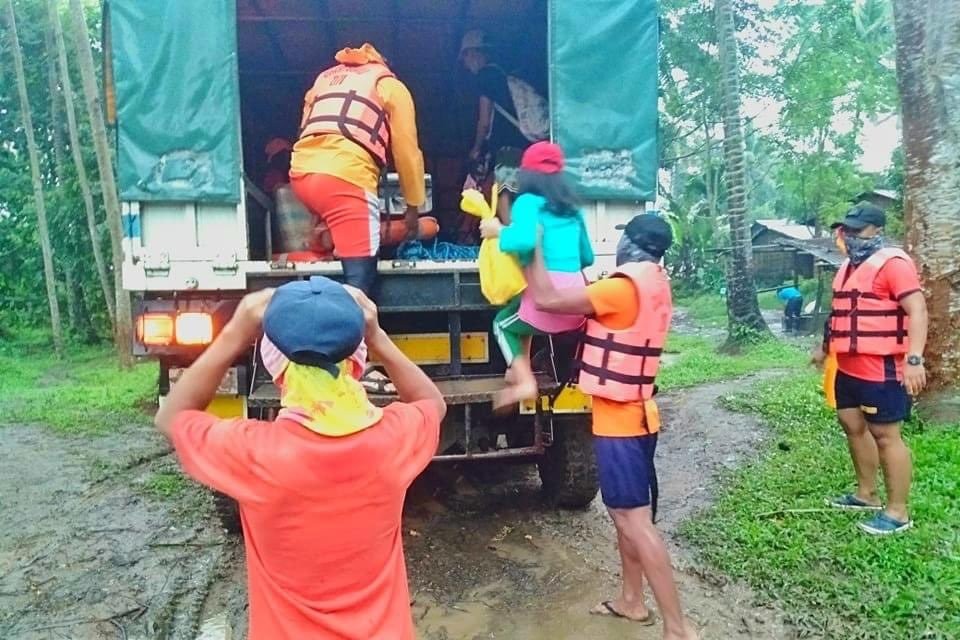 Filipinler’de 50 binden fazla kişi fırtına nedeniyle tahliye edildi