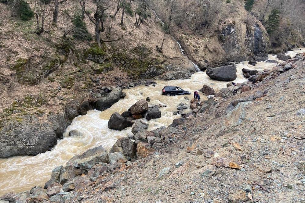 Gümüşhane’de kontrolden çıkan araç dereye düştü, ölü ve yaralılar var