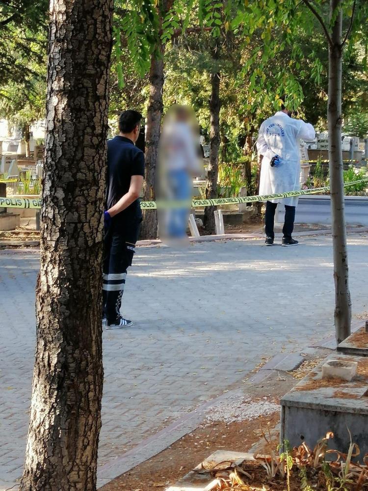 Anne acısına dayanamadı, mezarı başında kendini astı!