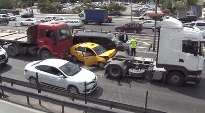Yenibosna'da zincirleme kaza: 4 yaralı