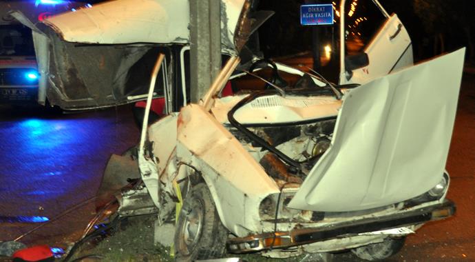 Çorum'da otomobil ikiye ayrıldı: 1 ölü, 4 yaralı