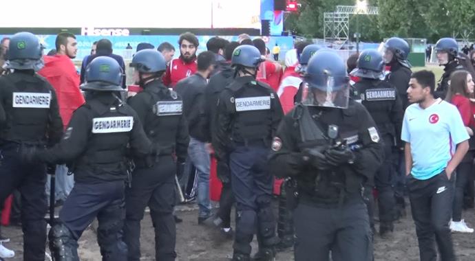 Türk ve İngiliz taraftarlar arasında gerginlik