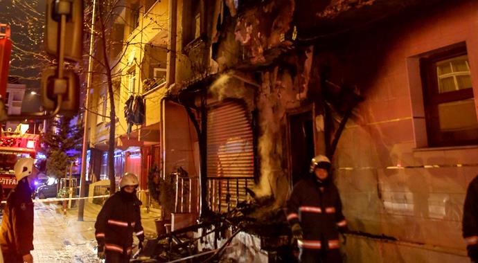 İstanbul'da öğrenci yurdunda yangın İstanbul'da öğrenci yurdunda yangın