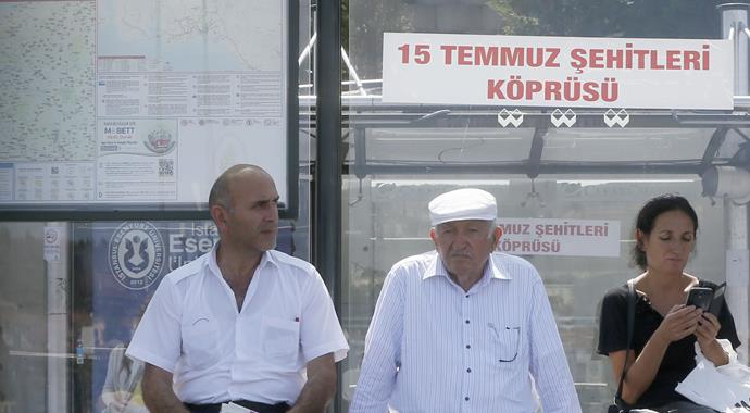 Ve 'Şehitler Köprüsü' adı dijital panolara yansıtıldı
