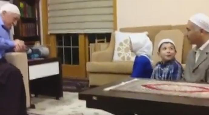 Adil Öksüz'ün Gülen'in dizinin dibindeki fotoğraflar paylaşıldı