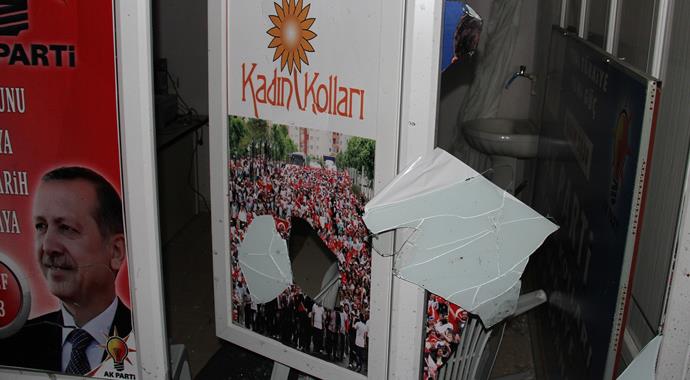 AK Parti Muradiye ilçe binasına bombalı saldırı