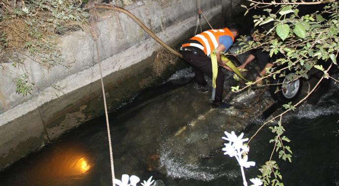 Otomobil su kanalına uçtu: 2 ölü, 1 yaralı