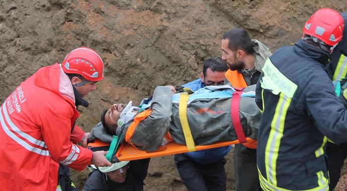 Toprak altında kalan işçi kurtarıldı