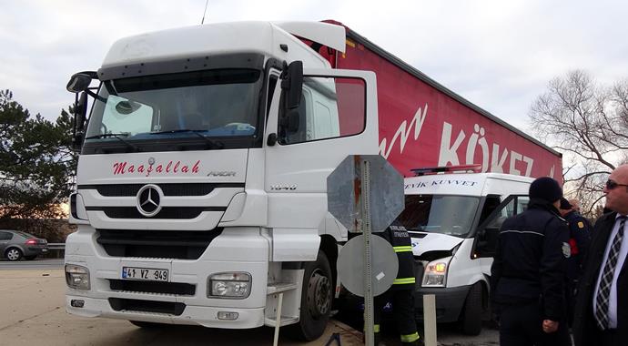 Çevik Kuvvet minibüsü TIR'a çarptı: 11 polis yaralı