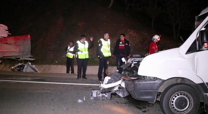 Balıkesir’de trafik kazası: 1 ölü, 19 yaralı