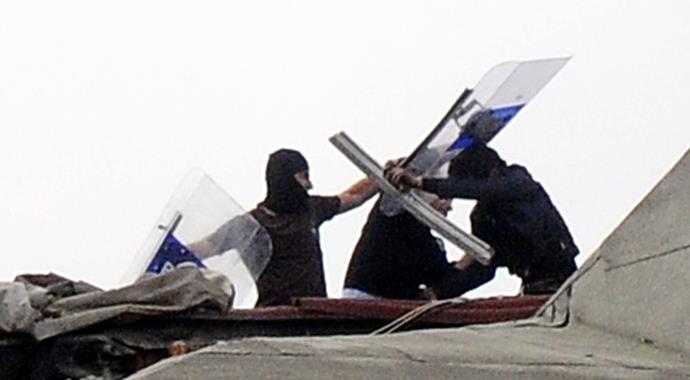 Çatıya çıkıp araçların üzerine kiremit atan şahıs yakalandı