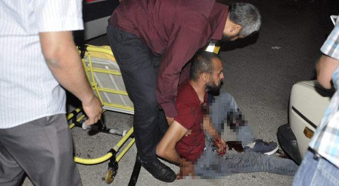 Boğazına saplanan bıçakla hastaneye kaldırıldı