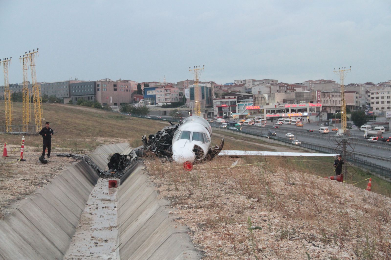 Uçak kazasının boyutu gün ağarınca ortaya çıktı
