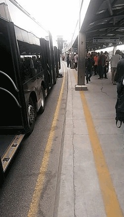 Metrobüse kaçak girmeye çalışan çocuğa metrobüs çarptı!