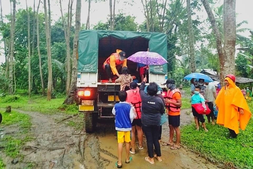 Filipinler’de 50 binden fazla kişi fırtına nedeniyle tahliye edildi