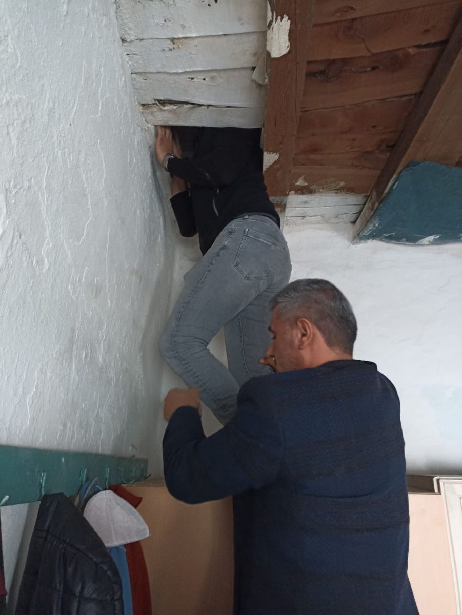 3 yıldır aranan firari evinin çatısında yakalandı
