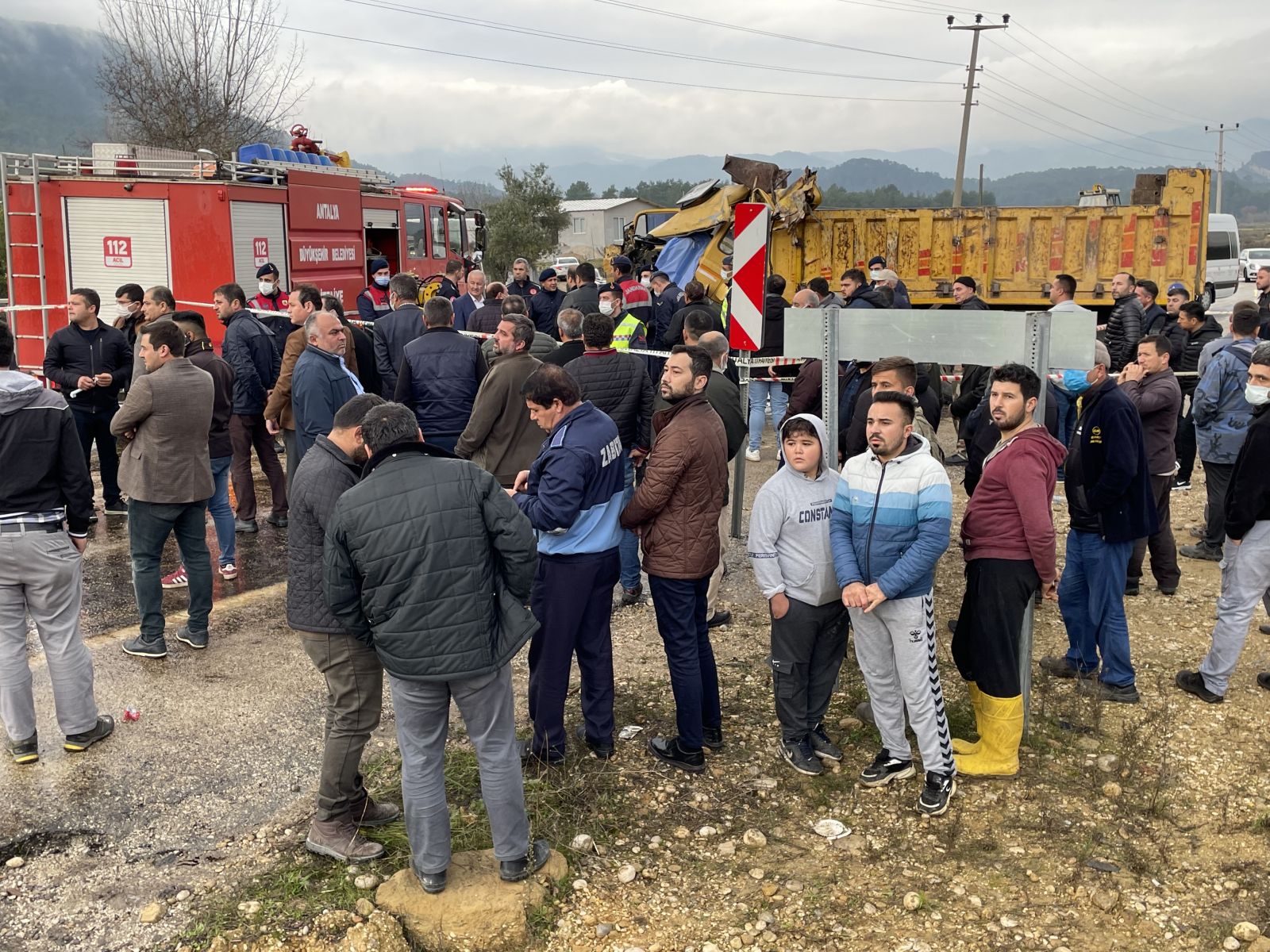 Antalya'da iş makinası muz yüklü tırla çarpıştı, 1 kişi öldü