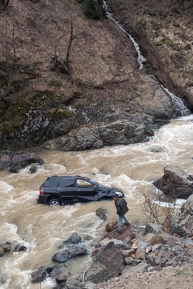 Gümüşhane’de kontrolden çıkan araç dereye düştü, ölü ve yaralılar var