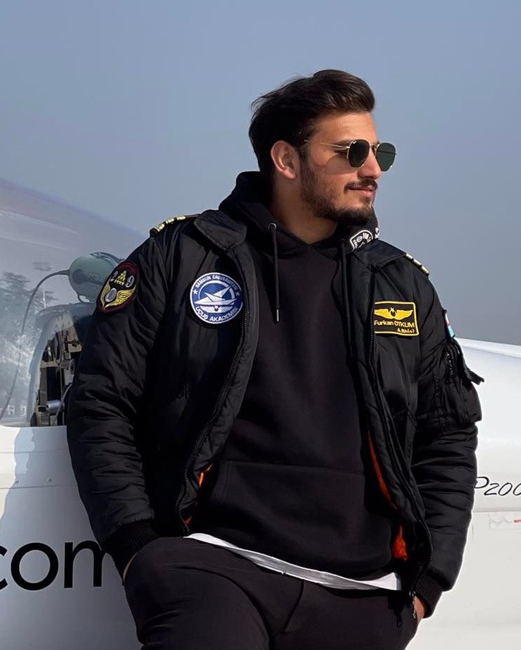 Evine uçak çarpan kadın hastaneye kaldırıldı