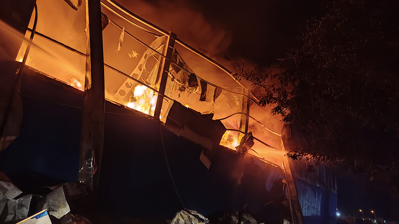 Kahramanmaraş'ta geri dönüşüm tesisinde yangın çıktı