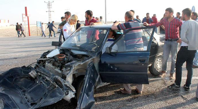 Konya'da otomobille minibüs çarpıştı: 1 ölü, 5 yaralı