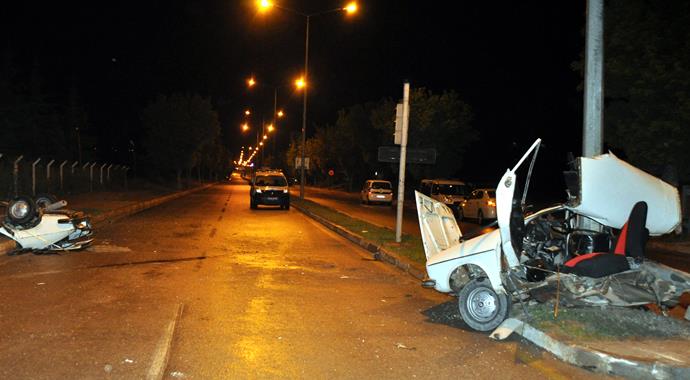 Çorum'da otomobil ikiye ayrıldı: 1 ölü, 4 yaralı
