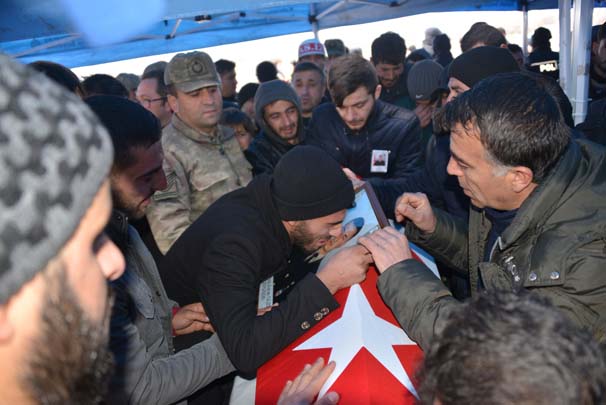 Fırat Kalkanı şehidi uzman onbaşı Ayhan Güzel, Elbistan'da son yolculuğuna uğurlandı